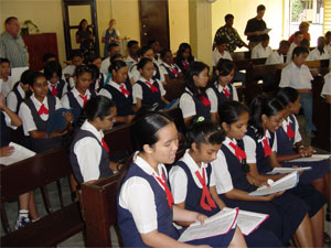 Many Chinees students can already speak fluent English by secondary school.